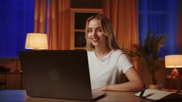 Una Joven Estudiante Rubia Utiliza Una Computadora Portátil Discute Próxima — Vídeo de stock