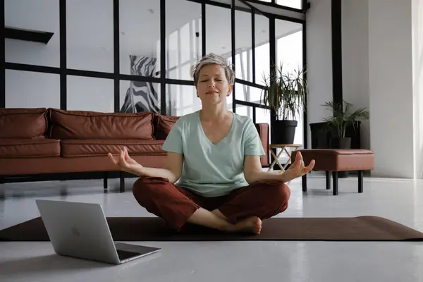 Eine Dame Mittleren Alters Praktiziert Hause Yoga Eine Frau Mit — Stockfoto