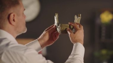 Grafik tasarımcısı el ele tutuşur ve plastik haki renkli insan çene kemiğinin dişli 3D baskılı modelini görür. Protez ve organ nakli için biyobasım organları kavramı,