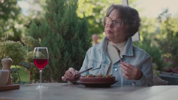 Vida Feliz Anciana Comiendo Comida Deliciosa Terraza Del Restaurante Una — Vídeos de Stock