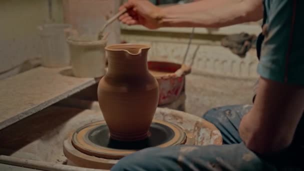 Potter Festette Agyagedényt Kreatív Dekoráció Egy Felnőtt Férfi Kézműves Termékeit — Stock videók