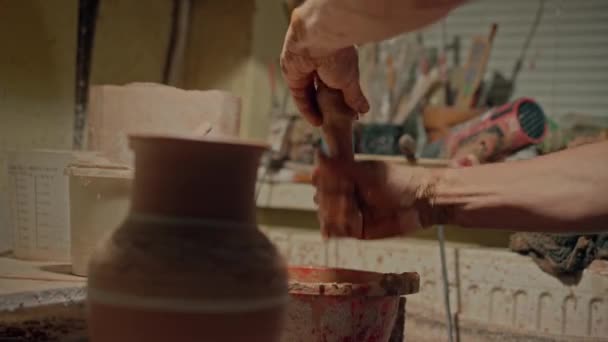 Töpferhände Befestigter Griff Aus Tonkrug Kunsthandwerker Der Unfertige Keramiktöpfe Formt — Stockvideo