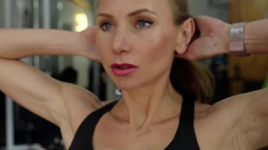 Spor salonundaki genç bir bayan sporcu karın kaslarını konsantrasyonla pompalıyor. Spor egzersizlerinin hızlı ve enerjik performansı ve mükemmel spor formunun gösterimi. Fitness ya da vücut geliştirmeye hazırlanılıyor