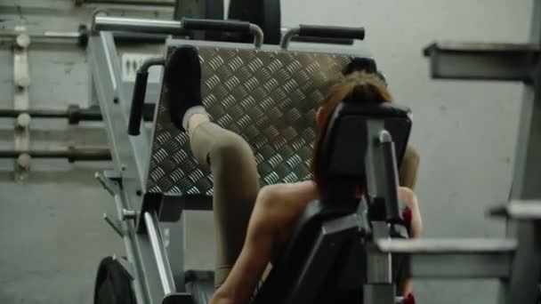 Uma Menina Ginásio Sob Orientação Homem Instrutor Fitness Faz Exercício — Vídeo de Stock