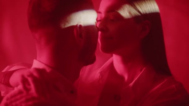 Romantik Bir Çift Öpüşüyor Yetişkin Bir Adam Neon Işıklı Arka — Stok video