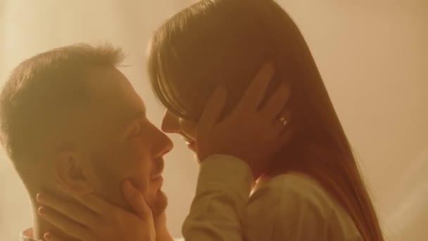 Yakın Bir Çift Romantik Bir Buluşmada Eğleniyor Adam Karısına Dokunuyor — Stok video