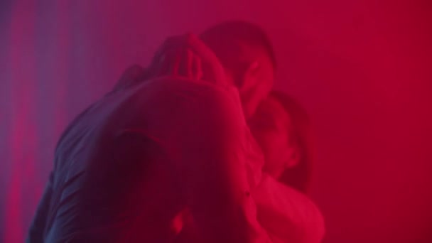 Pasangan Berciuman Foreplay Pada Latar Belakang Lampu Neon Pria Kaukasia — Stok Video