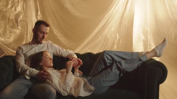 Männliche Hände Streicheln Den Kopf Seiner Freundin Entspannte Frau Spielt — Stockvideo