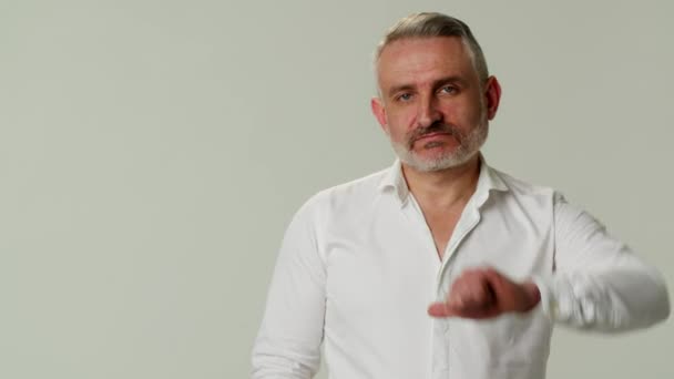 Beyaz Gömlekli Sakallı Adamı Seçimini Beğenmedi Çok Kötüsün Erkek Girişimci — Stok video