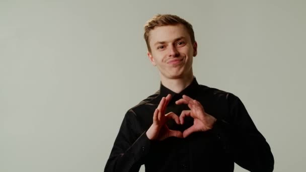 Mladý Atraktivní Muž Černé Košili Dělá Symbol Srdce Bělošský Přítel — Stock video