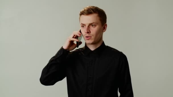 Sinirli Öfkeli Adamın Bir Telefonu Var Siyah Gömlekli Endişeli Genç — Stok video