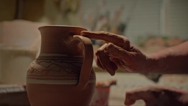 Potter Atölyede Yapımı Kil Testisini Bitiriyor Yakın Çekim Zanaatkar Parmakları — Stok video