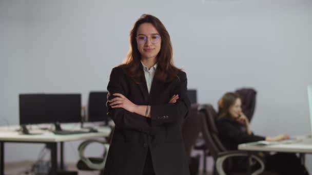 Μια Επιχειρηματίας Γυαλιά Και Ένα Επαγγελματικό Κοστούμι Στέκεται Στο Γραφείο — Αρχείο Βίντεο