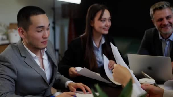 Joven Empresario Chino Confiado Mirando Documentos Diagramas Introducción Tres Hombres — Vídeos de Stock