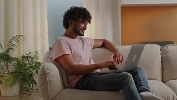 Indiai Szabadúszó Férfi Instant Tésztát Eszik Miközben Bent Dolgozza Laptopot — Stock videók