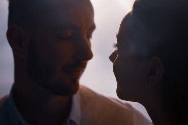 Neon ışıklı arka planda öpüşen şehvetli bir çift. Gece kulübünde iki tutkulu aşık öpücüğü. Genç bir kadın erkeğini baştan çıkarıyor. Sevgilisi olan bir erkek arkadaş tatlı bir an yaşıyor. Yüksek kalite 4k görüntü