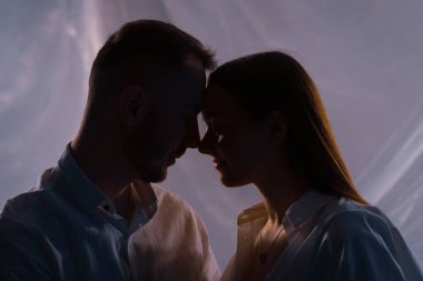 Neon ışıklı arka planda öpüşen şehvetli bir çift. Gece kulübünde iki tutkulu aşık öpücüğü. Genç bir kadın erkeğini baştan çıkarıyor. Sevgilisi olan bir erkek arkadaş tatlı bir an yaşıyor. Yüksek kalite 4k görüntü