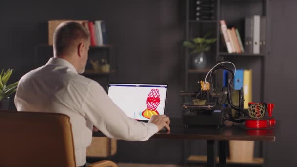 Человек Графический Дизайнер Использует Ноутбук Разрабатывает Создает Эскиз Вазы Геометрической — стоковое видео