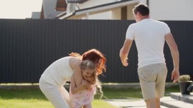 Amerikan rüya ailesi çimlerde koşuyor ve evlerinin yakınında dışarıda oynuyorlar. Anne, baba ve kızı güneşli bir yaz haftasonunda dinleniyorlar. Oyunculuk gösterisi, kaygısız ve sağlıklı aktif yaşam tarzı