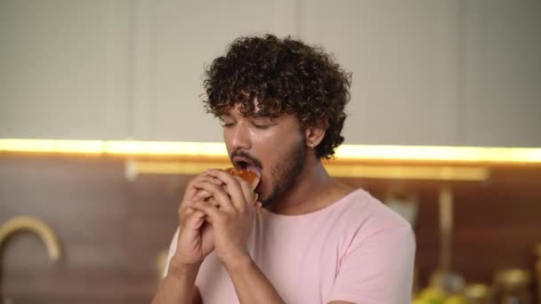 Концепция Нездорового Питания Мужчина Чувствует Неприятный Запах Своего Бургера Забавный — стоковое видео