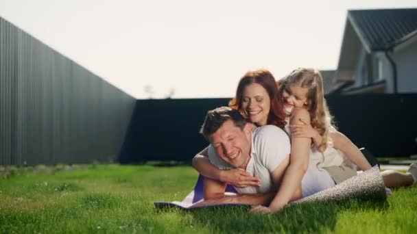 Amerikaanse Droomfamilie Ontspannen Buiten Buurt Van Het Huis Het Gazon — Stockvideo