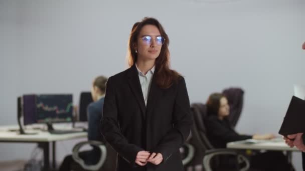 Eine Geschäftsfrau Mit Brille Und Businessanzug Steht Mit Ihren Partnern — Stockvideo