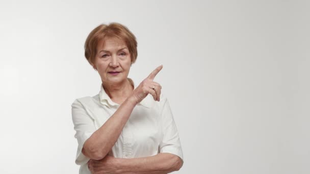 Äldre Kvinna Affärskvinna Eller Entreprenör Med Säker Blick Pekar Ett — Stockvideo