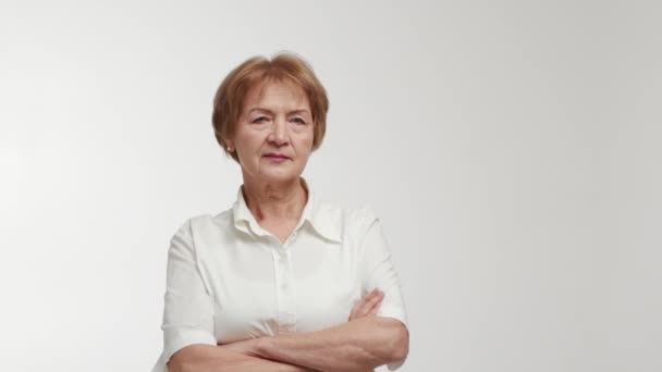 Starsza Bizneswoman Niedowierzającym Spojrzeniem Ironicznym Uśmiechem Twarzy Krzyżuje Ramiona Nad — Wideo stockowe