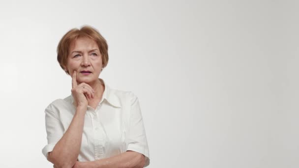 Elderly Businesswoman Entrepreneur Puzzled Gaze Crosses Arms Chest Touching Chin — Stock Video