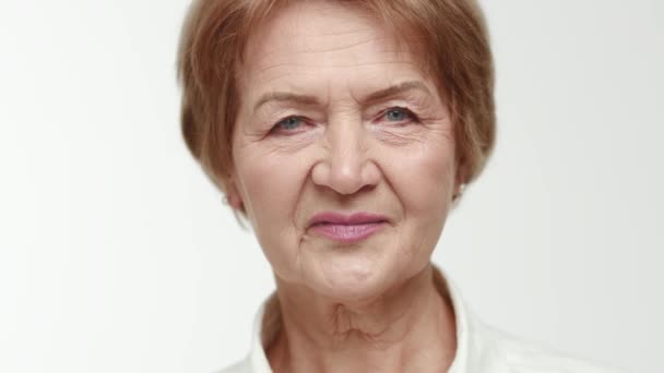 Direk Etkileyici Bakışları Olan Yaşlı Çekici Bir Kadını Gözlerini Açar — Stok video