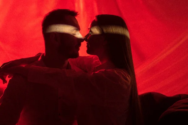 Zwei Liebende Umarmen Sich Auf Neonlicht Hintergrund Frau Berührt Ihren — Stockfoto