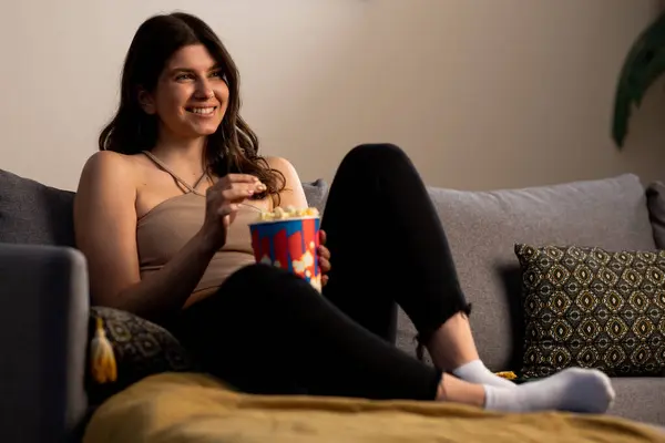 Uśmiechnięta Młoda Kobieta Popcorn Ogląda Telewizję Szczęśliwa Dziewczyna Lubi Czas — Zdjęcie stockowe