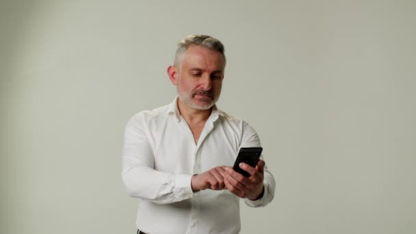 Homme Âge Moyen Utilise Smartphone Éloigne Raison Fatigue Oculaire Une — Video