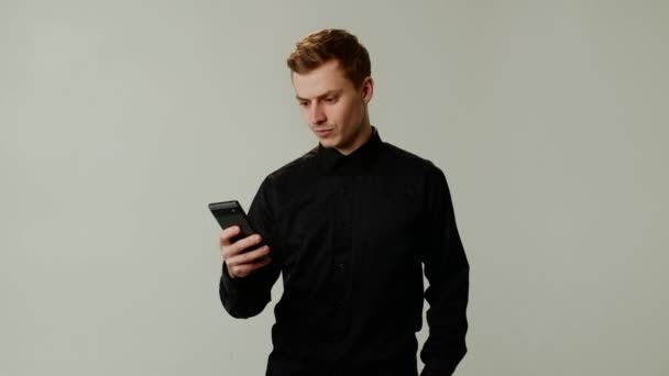 Mladý Pozitivní Chlap Černé Košili Pomocí Smartphonu Uspokojením Mladý Pracovník — Stock video