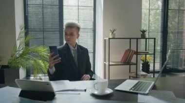 Kadın şirket çalışanı ofiste iş konferansından sonra kahve molası verir. İş kadını internette sörf yapıyor ve ara vermeden cappuccino içiyor. Kadın uygulamayı açmak için ekrana tıklıyor