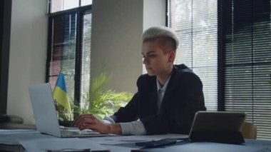 Şirket tedarik sorunları yüzünden iş kadını stresi. Şirket sunucuları bloke edildiğinde elinde tablet tutan kadın kafası karışmış. Cihaz kullanan ve destek vermek için mesaj atan kadın gergin. Yüksek kalite 4k