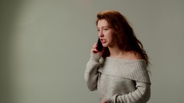 Fiică Adultă Furios Folosește Smartphone Conexiune Video Își Exprimă Furia — Videoclip de stoc