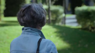 Yaşlı ve çekici bir kadın güneşli bir bahar gününde şehir parkında yürür ve çevreleyen doğanın güzelliğinin tadını çıkarır. Bir hanımefendi zarif bir tavırla arkasını döner ve gülümser. Etkin yaşam biçimi