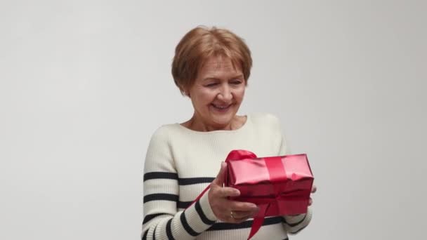 Una Anciana Sonriente Alegre Mujer Atrapa Sostiene Las Manos Considera — Vídeos de Stock