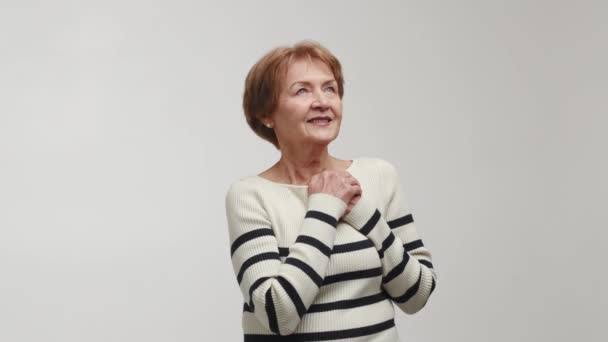 Eine Ältere Positiv Lächelnde Glückliche Frau Steht Auf Blickt Verträumt — Stockvideo