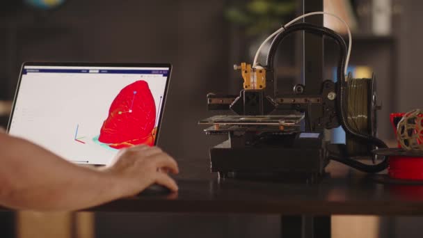 Egy Grafikus Laptopot Használ Egy Rajzot Készít Emberi Szívről Piros — Stock videók