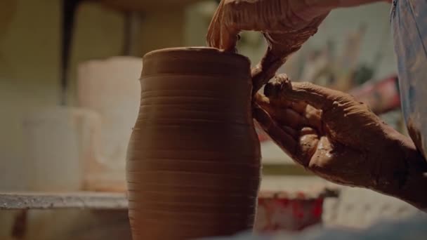 Menutup Ditembak Pengrajin Membuat Lega Permukaan Kendi Keramik Mahakarya Tanah — Stok Video