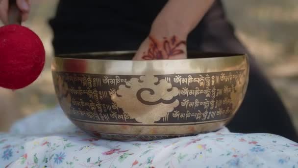 一个萨满教的女孩为了繁荣 长寿和满足欲望而举行了一次净化仪式 东方医士用Tibetan演唱黄铜碗和手工制作的魔杖 女病人 正在接受音乐治疗 — 图库视频影像