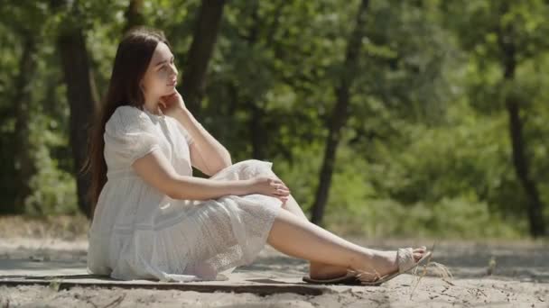 Una Hermosa Chica Emociones Positivas Sienta Lado Arena Bosque Verano — Vídeo de stock