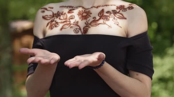Dziewczyna Czarnej Sukience Tatuażem Henny Klatce Piersiowej Indiańskim Wzorze Młoda — Wideo stockowe