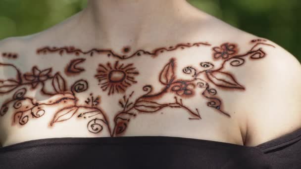 Dívka Černých Šatech Hennou Tetování Hrudi Indiánském Vzoru Mladá Žena — Stock video