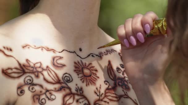 Mladá Dívka Černých Šatech Dělá Henna Tetování Hrudi Indickým Orientálním — Stock video