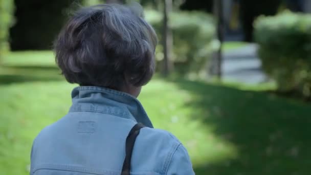 Очаровательная Пожилая Женщина Гуляет Городскому Парку Солнечный Весенний День Наслаждается — стоковое видео