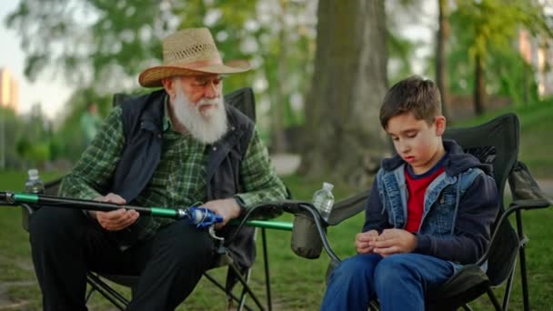 Aile Ilişkileri Kavramı Yaşlı Balıkçı Şapkalı Torunu Şehir Parkında Katlanan — Stok video
