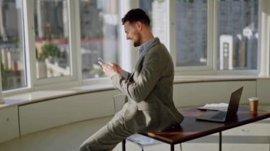 Yetişkin şirket CEO 'su, yönetici, yönetici, yönetici, yönetici, uzman iş adamı masadaki akıllı telefon ekranına bakarak online kontrol veri düzenleyicisi kullanıyor.